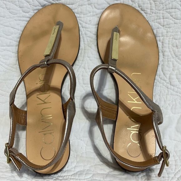 Calvin Klein Womens Gold Flat Sandals, Size 6 - Picture 2 of 11